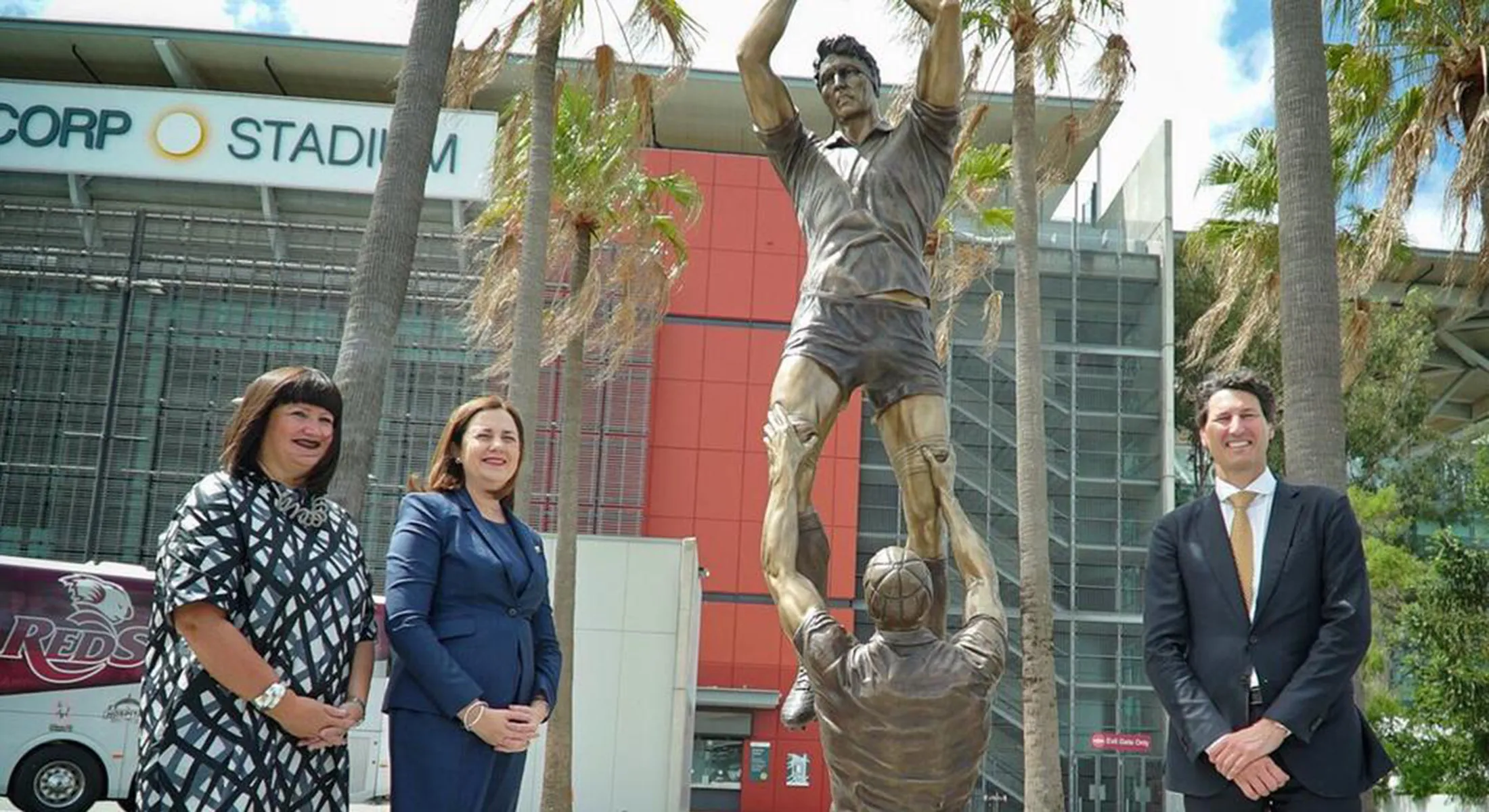 Queensland Premier Annastacia Palaszczuk, along with Rugby Australia CEO Raelene Castle, unveiling the tribute statue of John Eales.